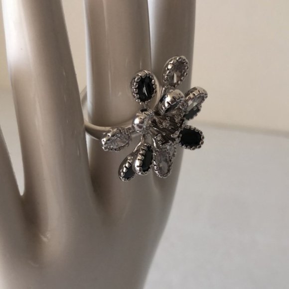 VTG Black Fx Onyx & Clear CZ Flower Silver Color Cocktail Ring Gorgeous Sz.8 - Picture 3 of 9
